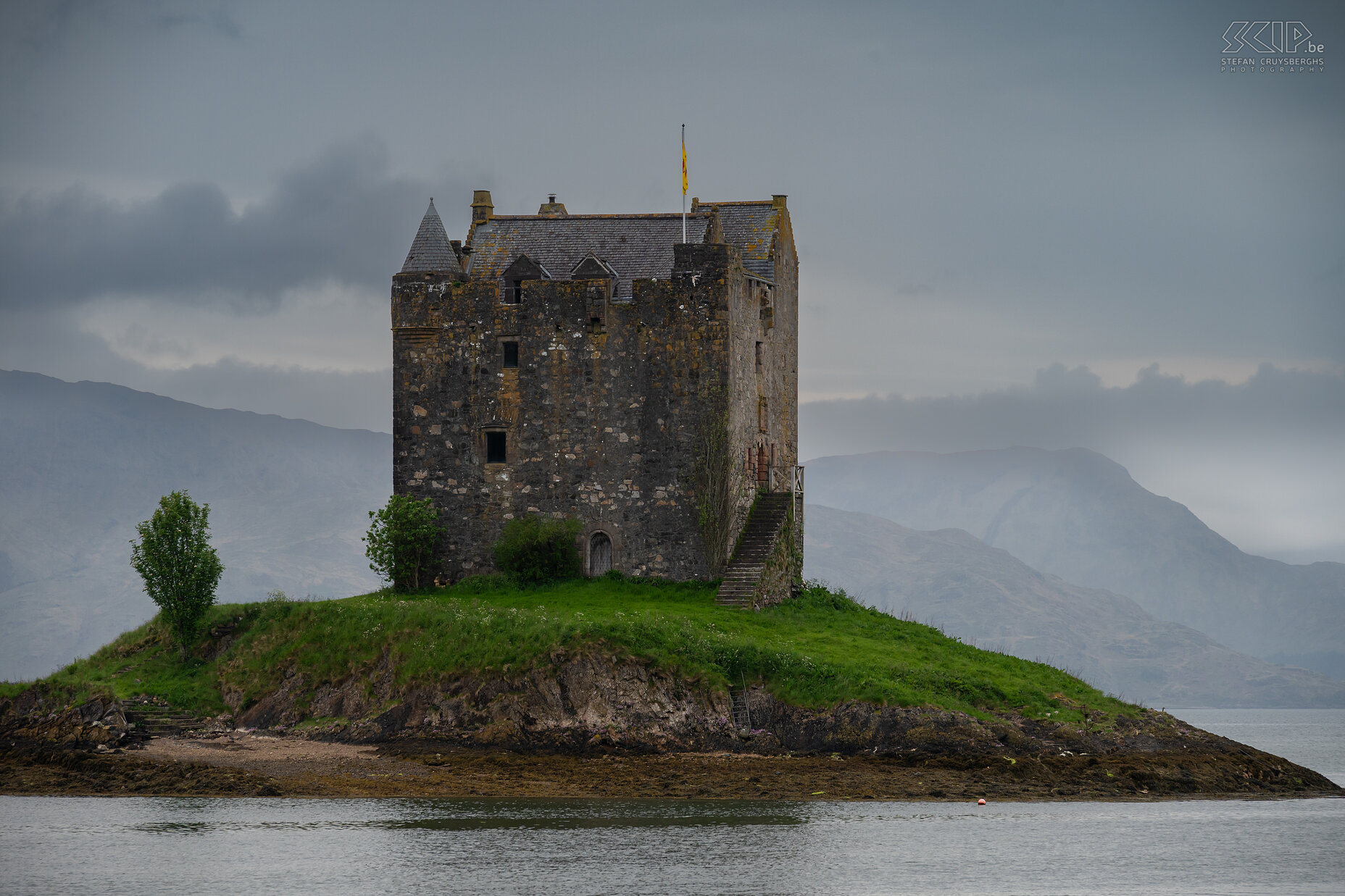 Castle Stalker Castle Stalker is een middeleeuwse donjon met vier verdiepingen aan de westkust van Schotland. De pittoreske vesting is geheel omsloten door het water van Loch Laich, een inham van Loch Linnhe. Omstreeks 1320 werd een eerste versterking op het eiland gebouwd en rond 1445 bouwde sir John Stewart Castle Stalker in de huidige vorm.  Stefan Cruysberghs